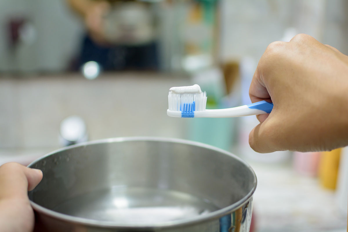 12 astuces étonnantes pour nettoyer votre maison avec du dentifrice