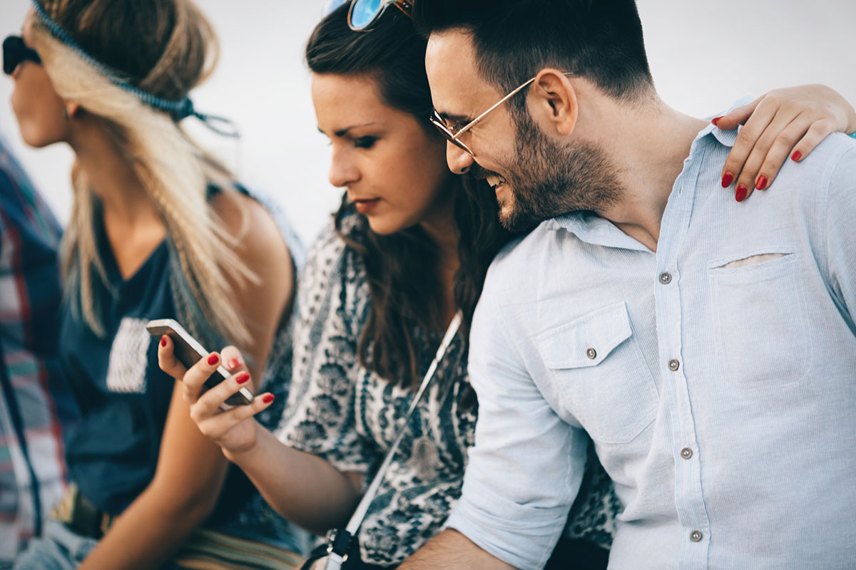 Comment réagir si vous trouvez le partenaire de votre meilleur ami sur une application de rencontre ?