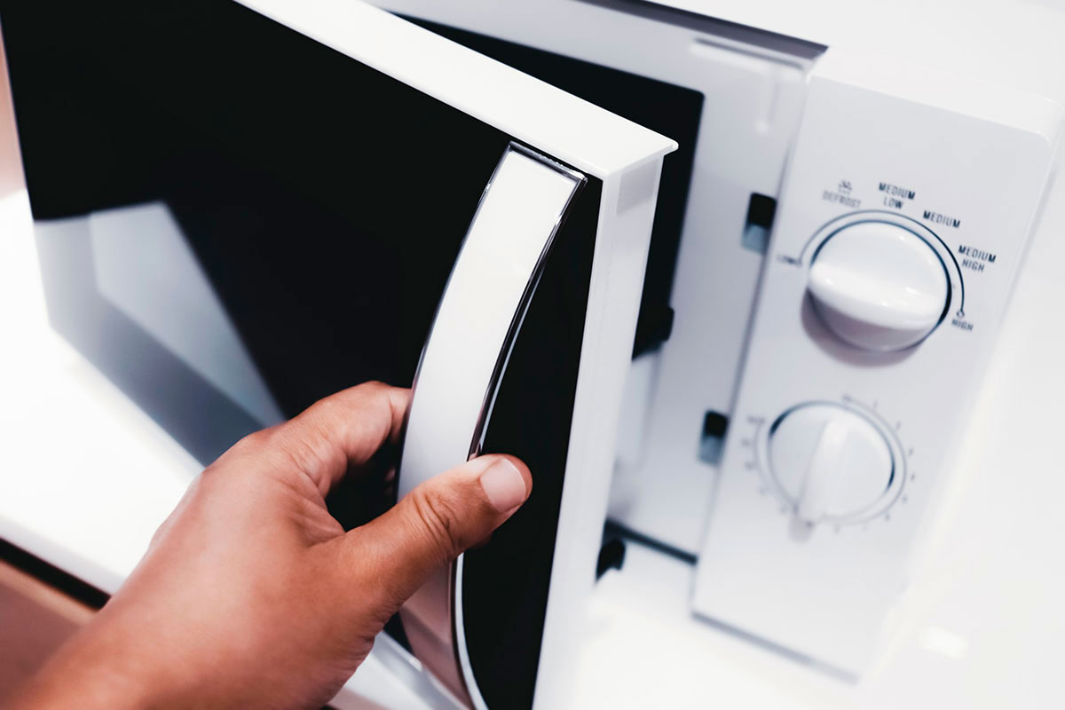 Laisser ses clés de voiture dans le micro-ondes. Voici pourquoi le faire est très important