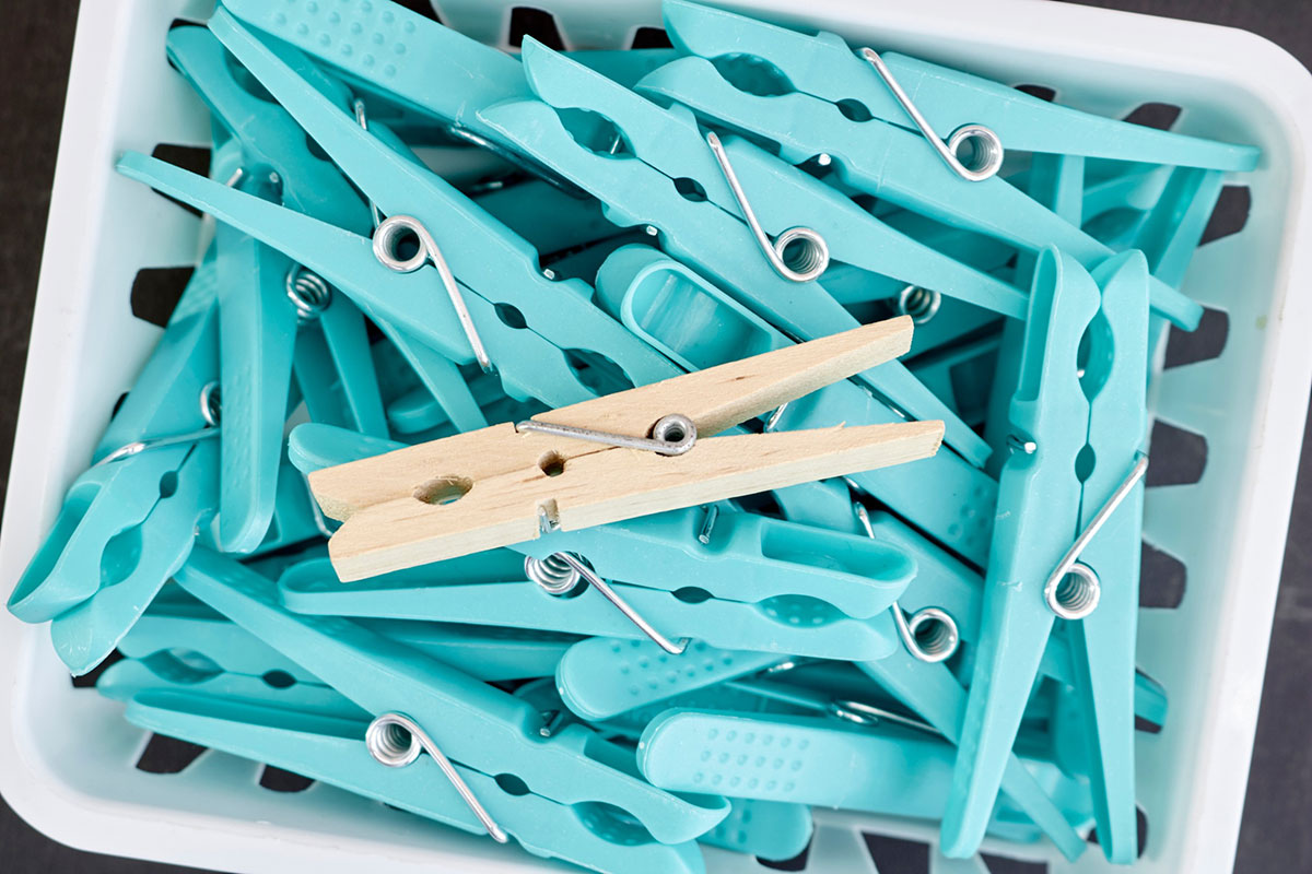 Pourquoi certaines personnes accrochent une pince à linge sous la douche ?