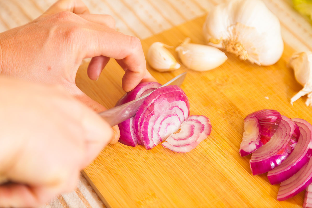 Avec cette astuce, vous ne pleurerez plus en coupant vos oignons.