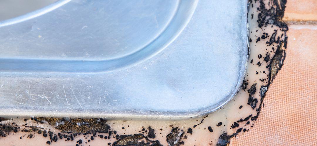 C'est la méthode secrète pour enlever le noir des joints de votre salle de bain et évier