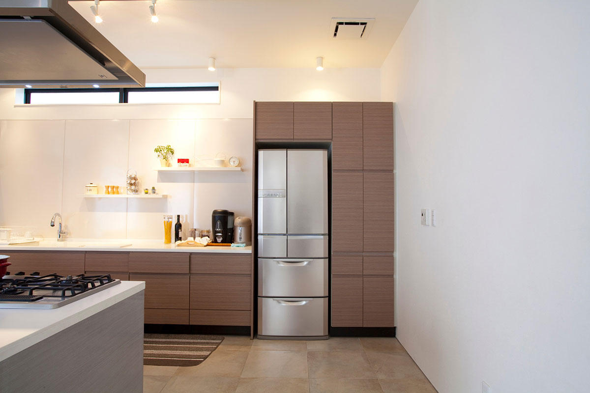 C'est le pire emplacement pour un frigo dans la cuisine et c'est très souvent là qu'il se retrouve