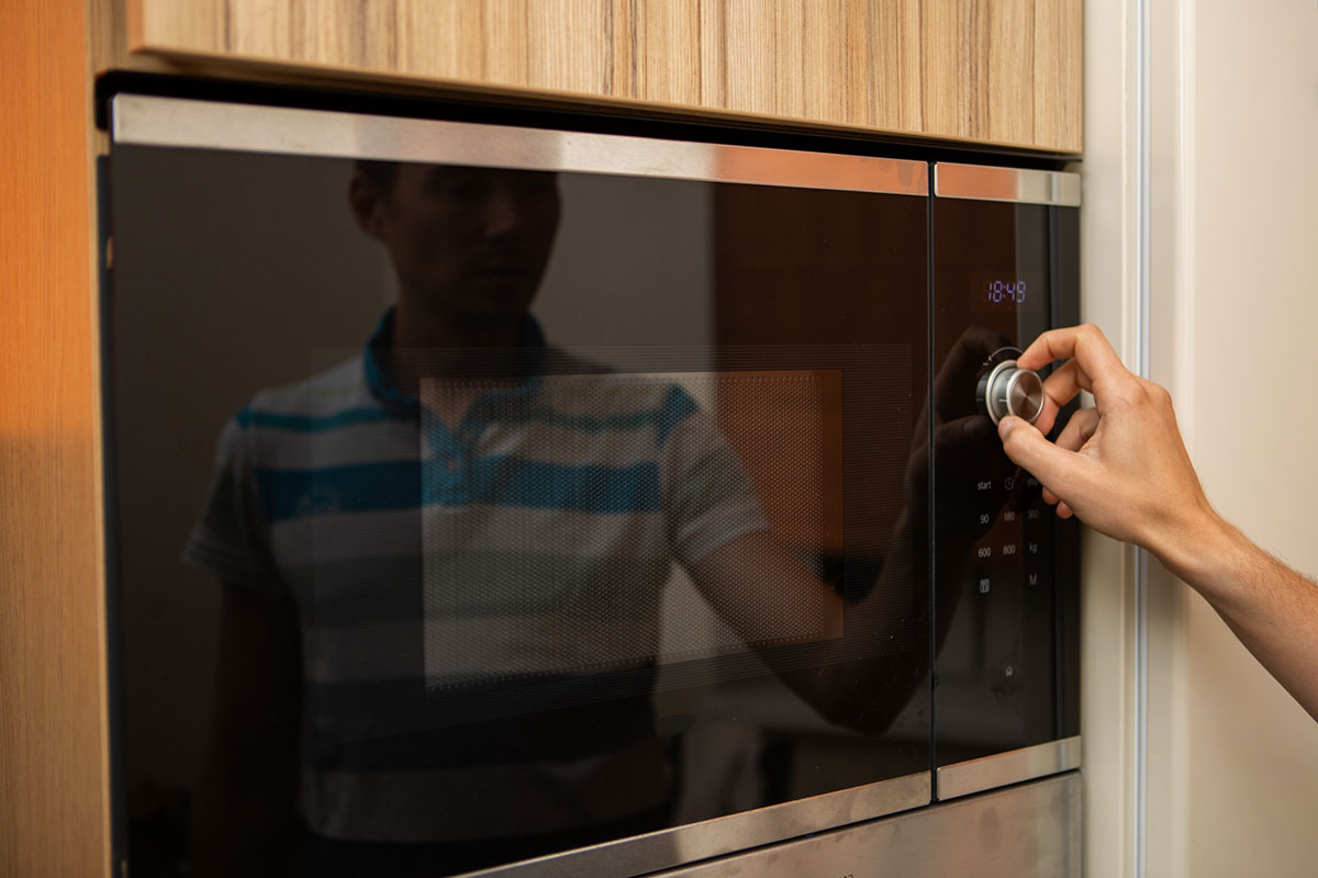 Pourquoi il ne faut pas rester trop pres du micro-onde selon ces experts