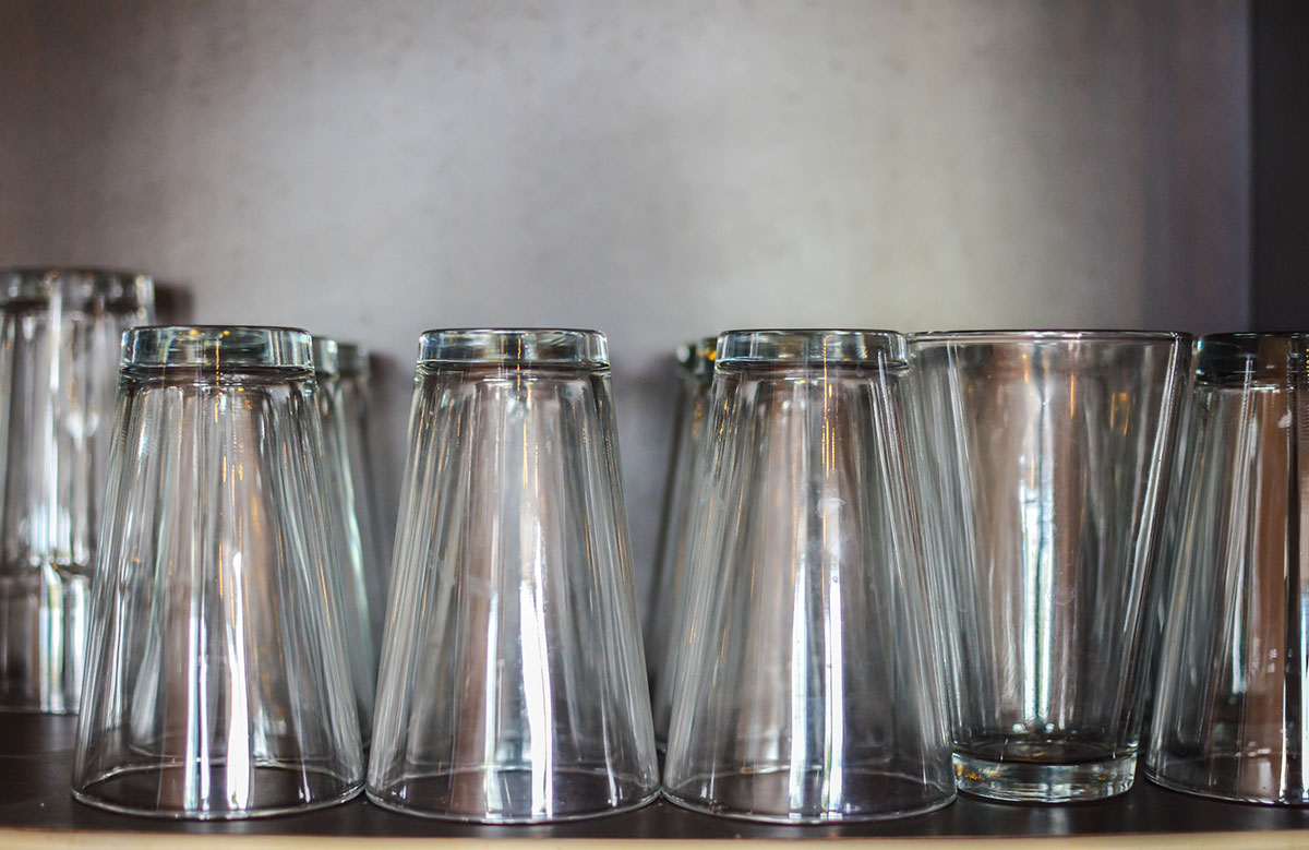 Un expert dévoile si il faut ranger ses verres à l'endroit ou à l'envers