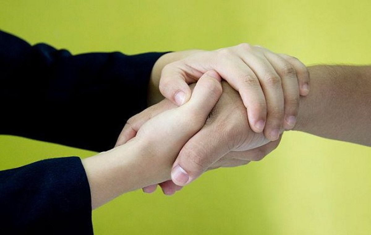 poignée de main à deux mains